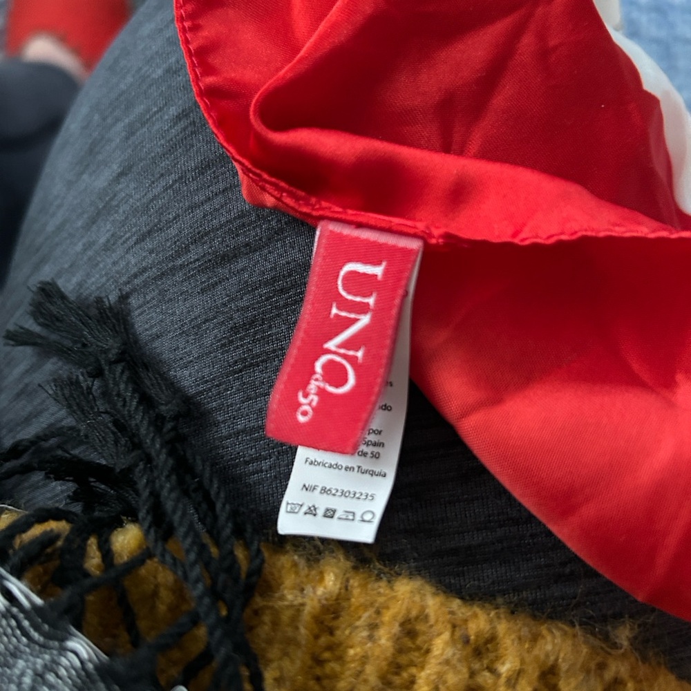 Red and White Graphic Scarf UNO de 50 - Picture 7 of 8